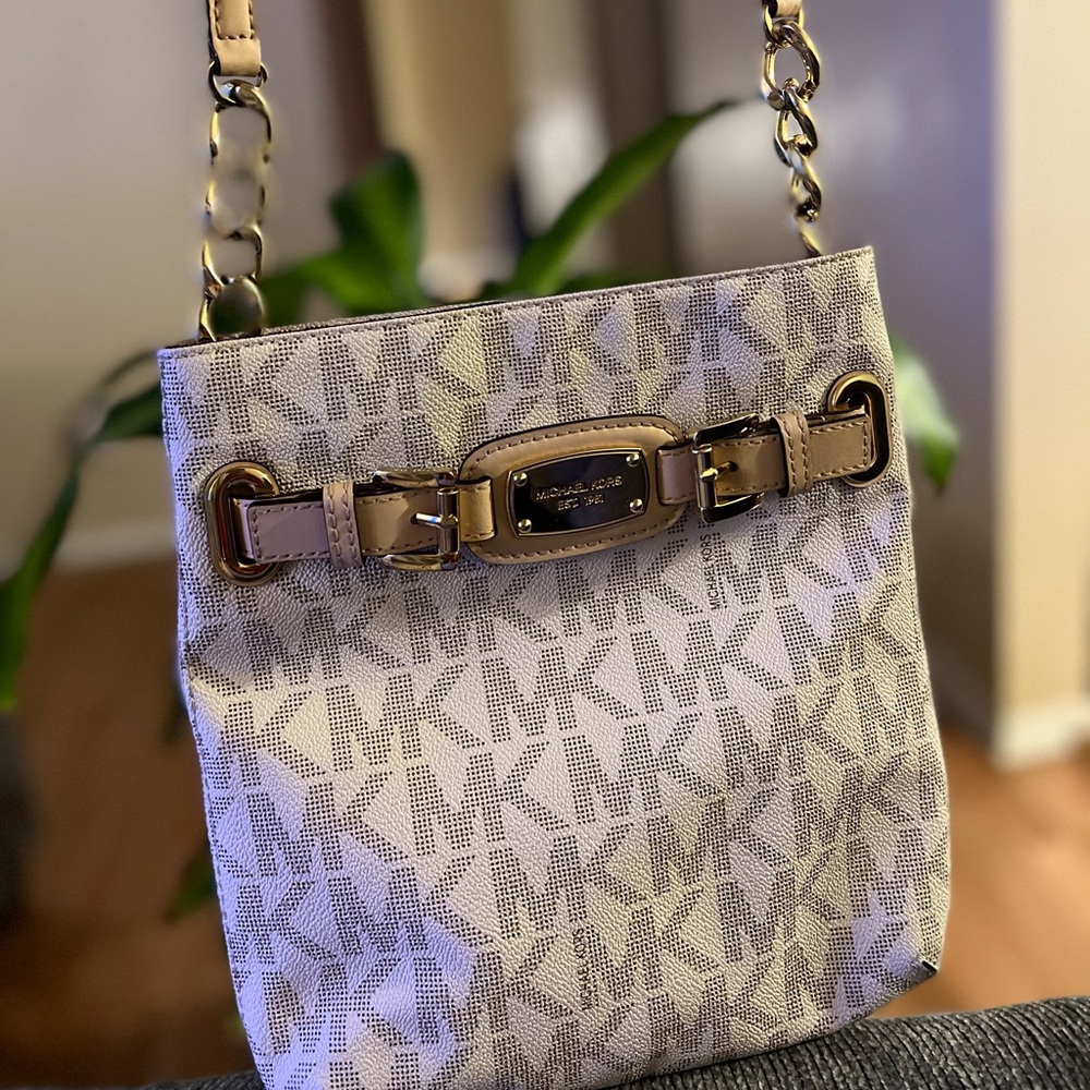 beautiful  Bag u should own it’s in good condition